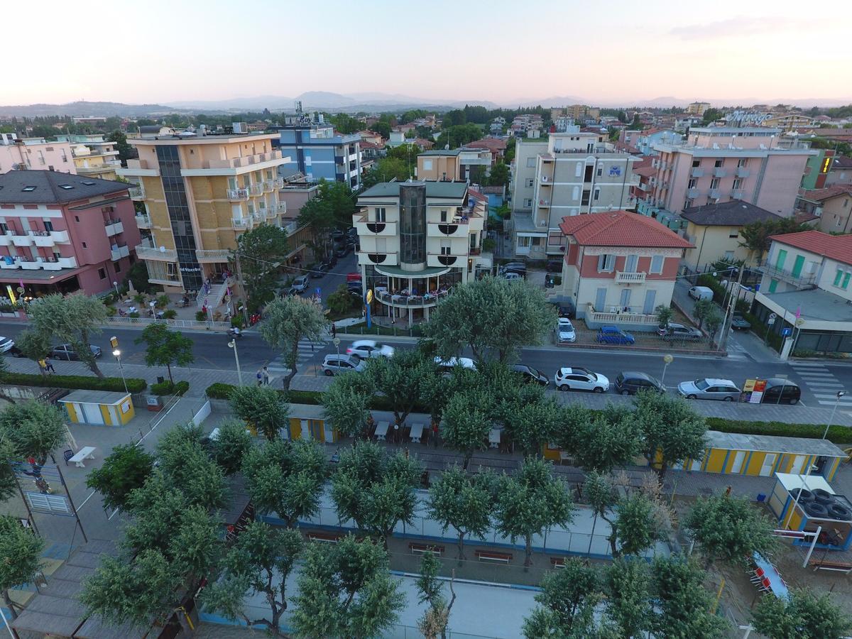 Amba Hotel Rimini Exteriör bild